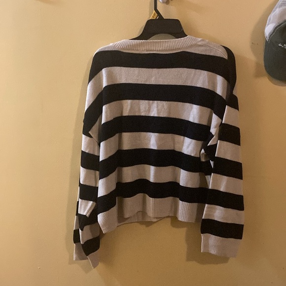 WOMANS H&M CROPPED STRIPED SWEATER - Picture 3 of 3